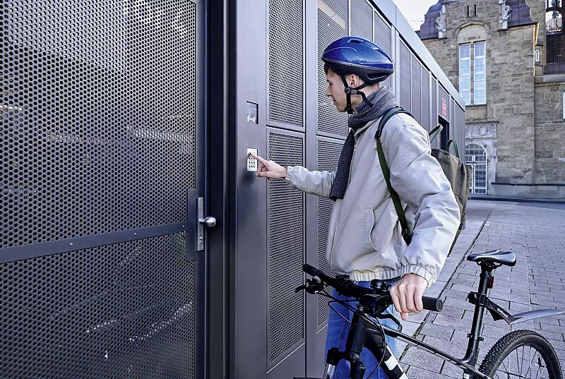 multiport-rad__shoKAT0077337 MULTIPORT® Rad, auftragsbezogene Anpassung inklusive Zugangssteuerung, Dachbreite x Dachtiefe 33350 mm x 8060 mm, Rück- und Seitenwände sowie Schiebetüren Lochblech, Stahlkonstruktion in DB 703 eisenglimmer