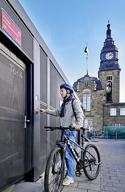 multiport-rad__shoKAT0077339 MULTIPORT® Rad, auftragsbezogene Anpassung inklusive Zugangssteuerung, Dachbreite x Dachtiefe 33350 mm x 8060 mm, Rück- und Seitenwände sowie Schiebetüren Lochblech, Stahlkonstruktion in DB 703 eisenglimmer