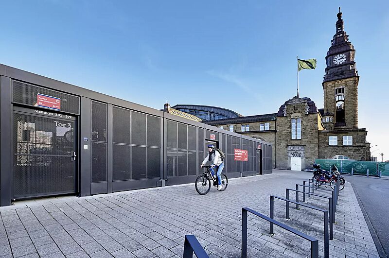 multiport-rad__shoKAT0077340 MULTIPORT® Rad, auftragsbezogene Anpassung inklusive Zugangssteuerung, Dachbreite x Dachtiefe 33350 mm x 8060 mm, Rück- und Seitenwände sowie Schiebetüren Lochblech, Lastenrad-Anlehnbügel NAMPA, Stahlkonstruktion in DB 703 eisenglimmer