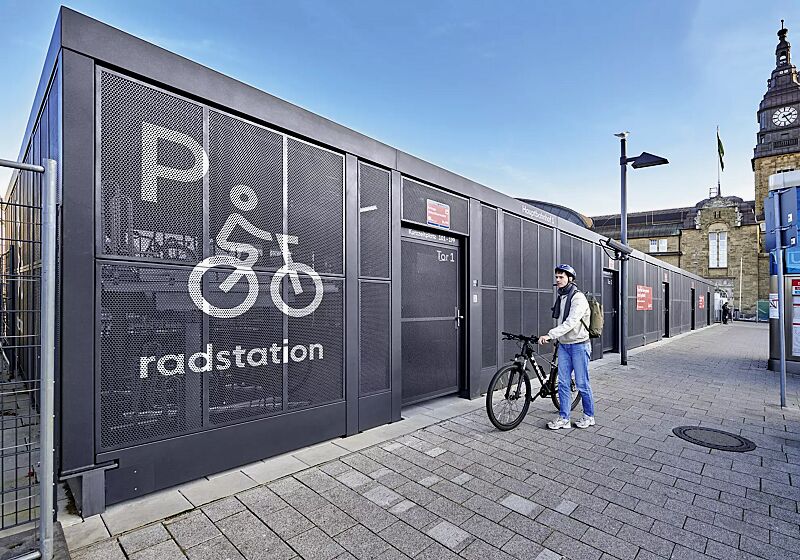 multiport-rad__shoKAT0077341 MULTIPORT® Rad, auftragsbezogene Anpassung inklusive Zugangssteuerung, Dachbreite x Dachtiefe 33350 mm x 8060 mm, Rück- und Seitenwände sowie Schiebetüren Lochblech, Stahlkonstruktion in DB 703 eisenglimmer