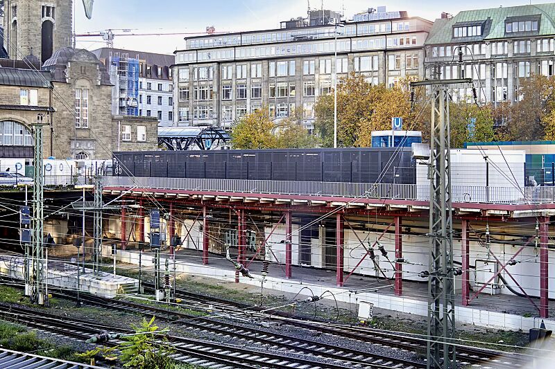 multiport-rad__shoKAT0077342 MULTIPORT® Rad, auftragsbezogene Anpassung inklusive Zugangssteuerung, Dachbreite x Dachtiefe 33350 mm x 8060 mm, Rück- und Seitenwände sowie Schiebetüren Lochblech, Stahlkonstruktion in DB 703 eisenglimmer