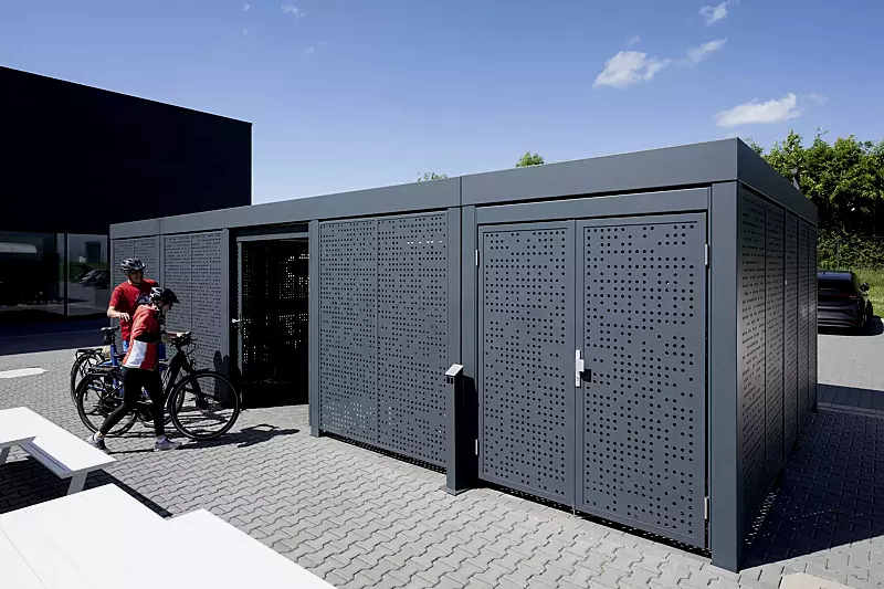 multiport-rad__shoKAT0077450 MULTIPORT® Rad, auftragsbezogene Anpassung mit innenliegenden Wandelementen, Dachbreite x Dachtiefe 10150 mm x 5000 mm, Tür- und Wandelemente Lochblech Drops bzw. ESG Klarglas, Stahlkonstruktion in RAL 7016 anthrazitgrau