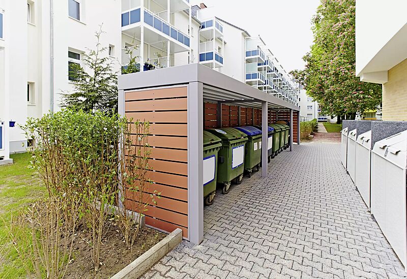 MULTIPORT® Wertstoff mit auftragsbezogener Anpassung, Dachbreite x Dachtiefe 14000 mm x 1500 mm, Rück- / Seitenwände mit Trespa®-Leisten in terracotta, Stahlkonstruktion in RAL 7036 platingrau