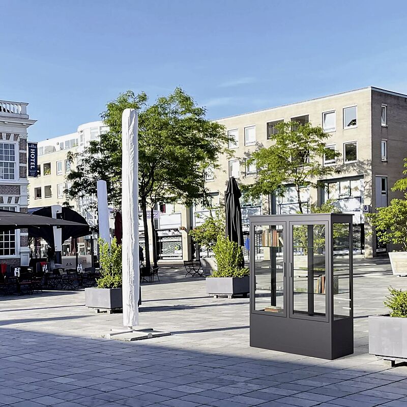 oeffentlicher-buecherschrank-embrun__shoKAT0070473 Öffentlicher Bücherschrank EMBRUN, Breite 1400 mm, mit zweiteiliger Drehflügeltür, vorn öffnend, in DB 703 eisenglimmer