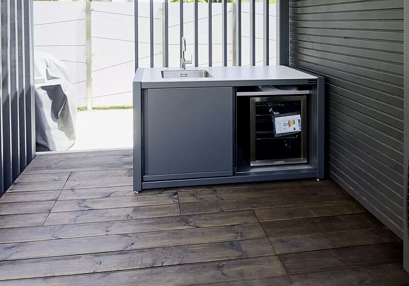 outdoor-kueche-cookout-blank__shoKAT0060217 Sommerküche COOKOUT® BLANK, Breite 1350 mm, Kühlschrank bauseits, Stahlkonstruktion und Schiebetüren in RAL 7024 graphitgrau,