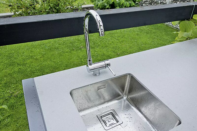 outdoor-kueche-cookout-linis__shoKAT0058791 Detail: Spülbecken mit klappbarem Wasserhahn