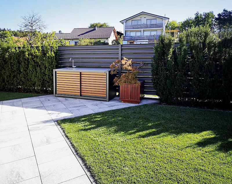 outdoor-kueche-cookout-linis__shoKAT0058793 Outdoor-Küche COOKOUT® LINIS, Breite 1950 mm, Stahlkonstruktion in DB 703 eisenglimmer, Schiebetüren in Holzdekor Douglasie