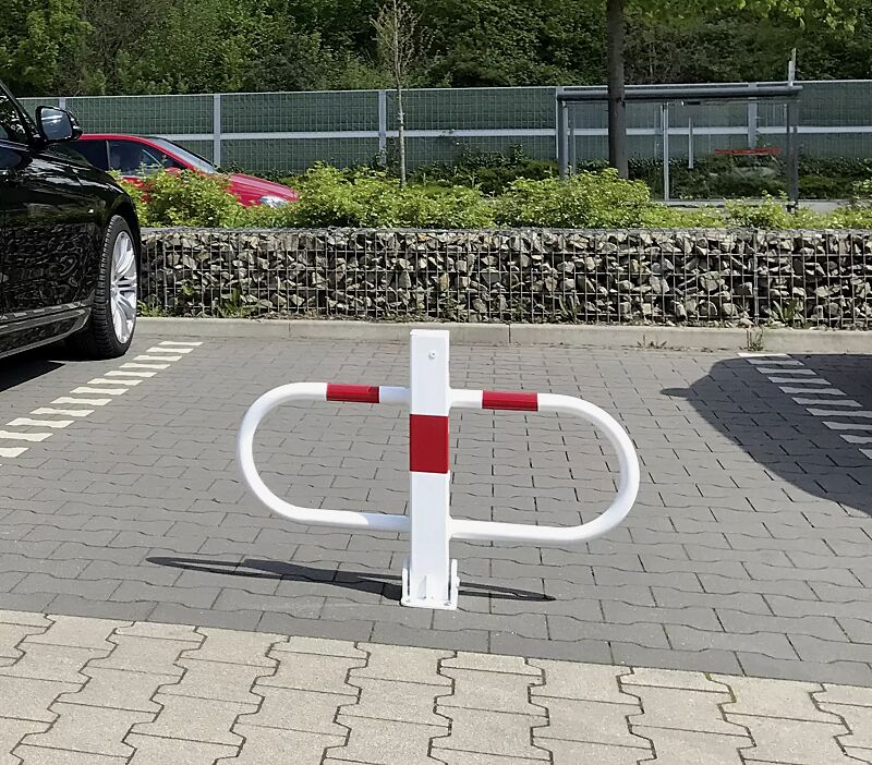 Parkbügel GREZ, feuerverzinkt und weiß pulverbeschichtet, mit Profilzylinderschloss