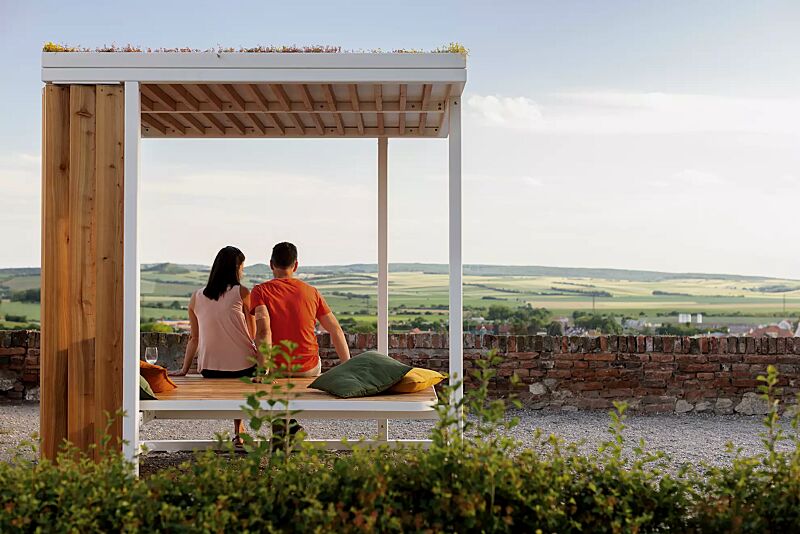 Pavillon CUBY DREAM zum Aufdübeln bei +/- 0 mm, Dachbreite x Dachtiefe 2200 mm x 2200 mm, Dacheindeckung vorbereitet für bauseitige Dachbegrünung, Wandelemente mit Holzjalousien, Stahlkonstruktion in RAL 9010 reinweiß