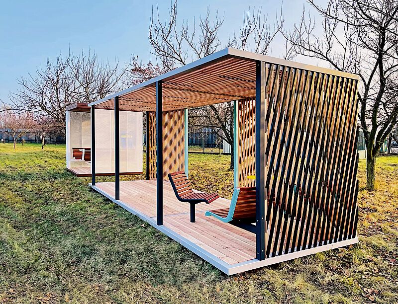 pavillon-cuby-meet__shoKAT0068780 Pavillon CUBY MEET zum Aufdübeln bei +/- 0 mm, Dachbreite x Dachtiefe 6600 mm x 2200 mm, Dach mit Holzlamellen und Wandelemente aus Holzspaliergitter, Stahlkonstruktion in RAL 7016 anthrazitgrau und RAL 6027 lichtgrün, Sitzbank und Drehsitz mit Jatobah...