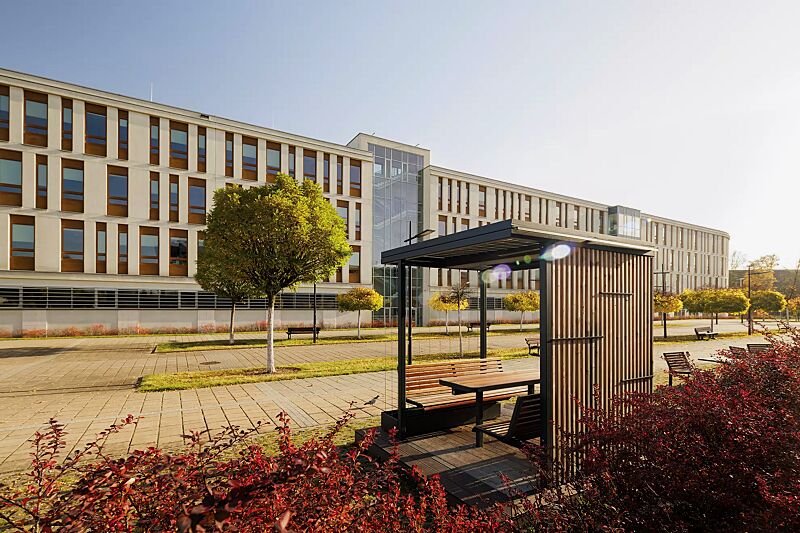 pavillon-cuby-snack__shoKAT0072858 Pavillon CUBY SNACK zum Aufdübeln bei +/- 0 mm, Dachbreite x Dachtiefe 2200 mm x 2200 mm, Dacheindeckung aus Solarpanel, Wandelemente aus Holzlamellen bzw. Stahlseilen als Rankhilfe inkl. Pflanzbehälter (auftragsbezogene Anpassung), Stahlkonstruktion i...