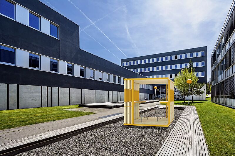 Pavillon CUBY STUDY, Dachbreite x Dachtiefe 2200 mm x 2200 mm, Dach mit Holzlamellen und Wandelemente aus Holzlamellen mit im Sichtfeld versetzten Stahllamellen, mit zwei Tischen mit HPL-Auflage in White 0085 und je vier USB-Anschlüssen, Stahlkonstrukt...