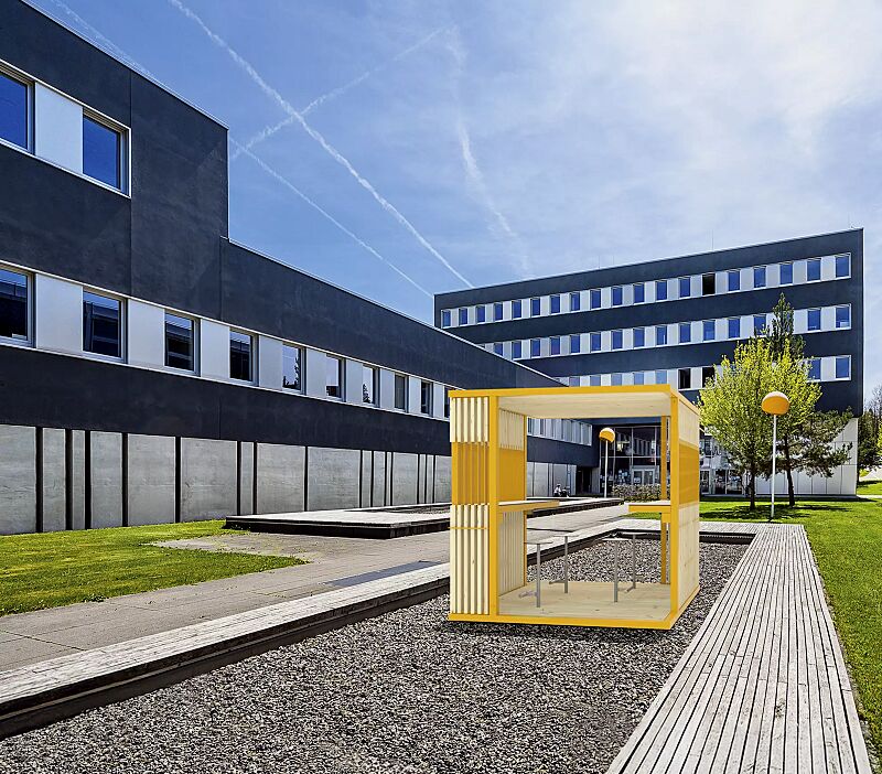 pavillon-cuby-study__shoKAT0077424 Pavillon CUBY STUDY, Dachbreite x Dachtiefe 2200 mm x 2200 mm, Dach mit Holzlamellen und Wandelemente aus Holzlamellen mit im Sichtfeld versetzten Stahllamellen, mit zwei Tischen mit HPL-Auflage in White 0085 und je vier USB-Anschlüssen, Stahlkonstrukt...