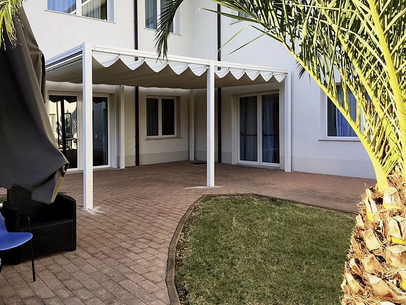 pergola-pesaro__shoKAT0054849 Pergola PESARO als Sonnenschutz, Dachbreite x Dachtiefe 3000 mm x 6000 mm, Dacheindeckung mit lichtundurchlässigem PVC-Tuch, Aluminiumkonstruktion in weiß pulverbeschichtet