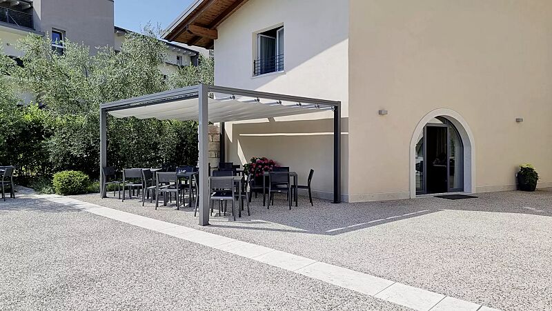 pergola-pesaro__shoKAT0075424 Pergola PESARO, Dachbreite x Dachtiefe 4000 mm x 5000 mm, lichtundurchlässigem PVC-Tuch weiß, Aluminiumkonstruktion in DB 703 eisenglimmer