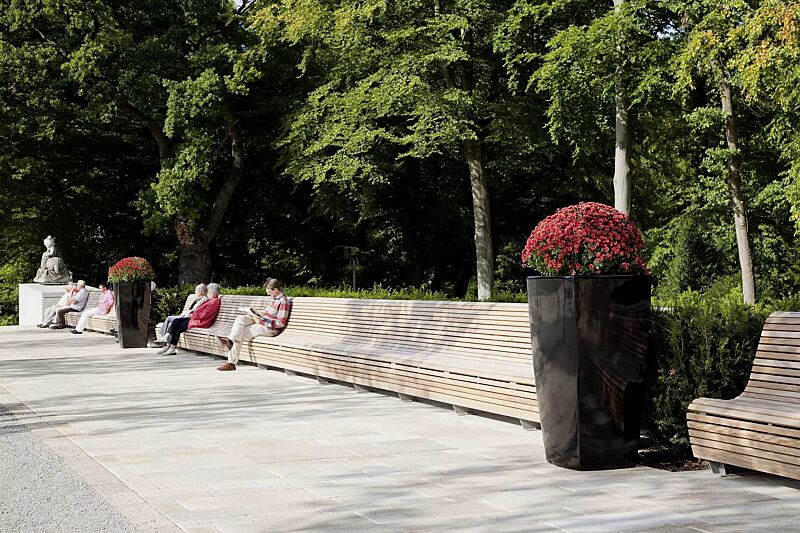 Pflanzbehälter BALI, Höhe 1300 mm, in schwarz ähnlich RAL 9004