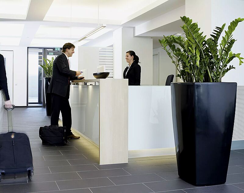 Pflanzbehälter BALI, Höhe 1100 mm, in schwarz ähnlich RAL 9004