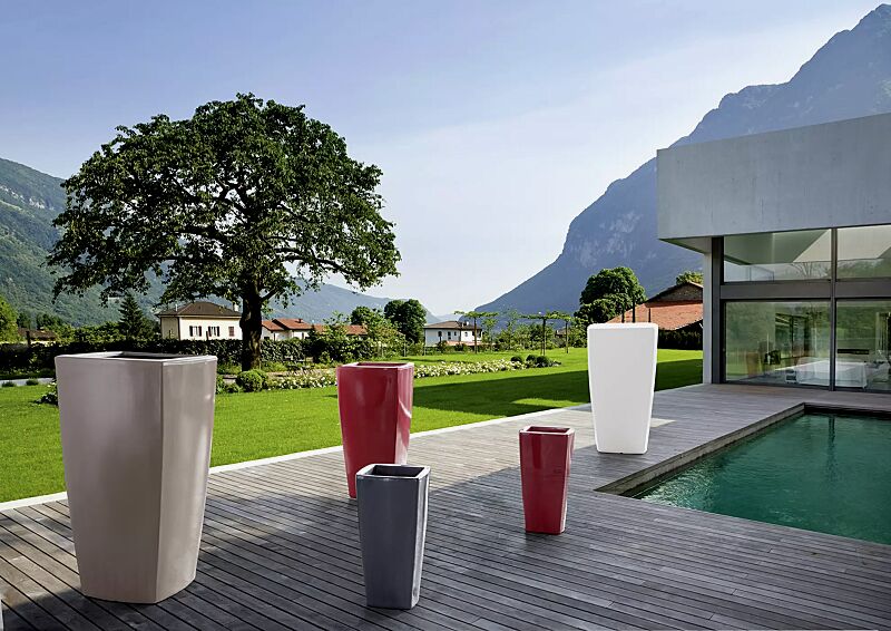 Pflanzbehälter BALI, Höhe 1500 mm in clay ähnlich RAL 7006, Höhe 1100 mm in rubinrot ähnlich RAL 3003, Höhe 900 mm in anthrazitgrau ähnlich RAL 7016 und Höhe 1300 mm in weiß ähnlich RAL 9003
