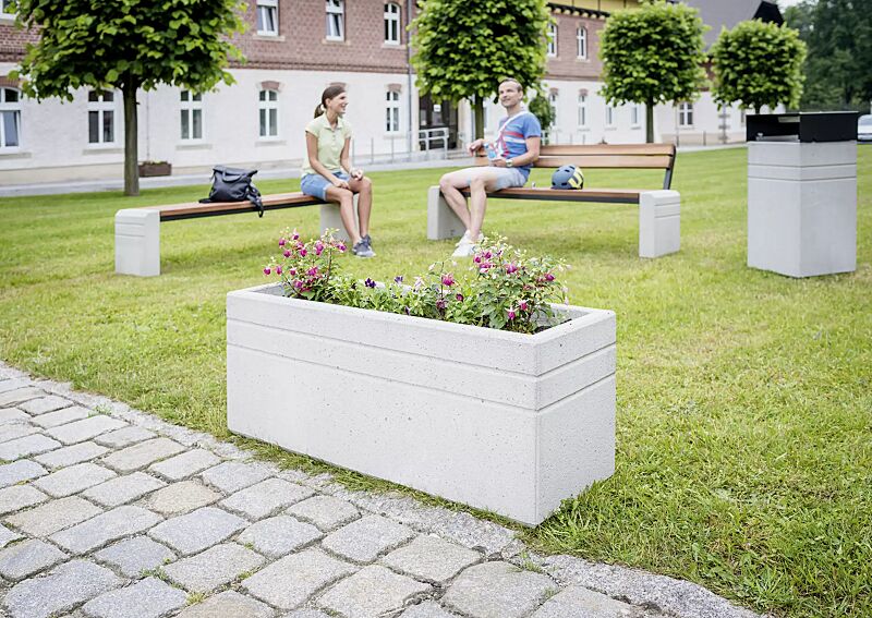 Pflanzbehälter BRNO, rechteckig sowie Sitzbank und Abfallbehälter BRNO