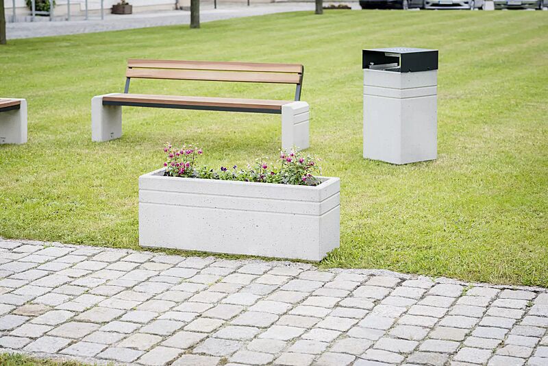 pflanzbehaelter-brno__shoKAT0057757 Pflanzbehälter BRNO, rechteckig sowie Sitzbank und Abfallbehälter BRNO