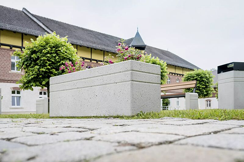 pflanzbehaelter-brno__shoKAT0057761 Pflanzbehälter BRNO, rechteckig sowie Sitzbank und Abfallbehälter BRNO