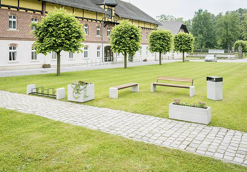 pflanzbehaelter-brno__shoKAT0057762 Kollektion BRNO bestehend aus Pflanzbehälter, Sitzbank, Abfallbehälter und Fahrradständer