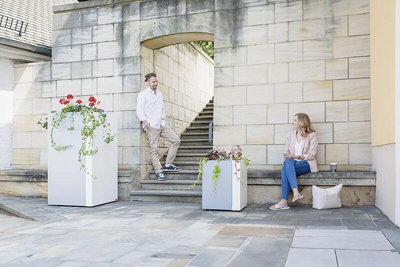 Pflanzbehälter DUO, quadratisch, Höhe 1300 mm und Höhe 620 mm, in RAL 9007 graualuminium und RAL 9010 signalweiß