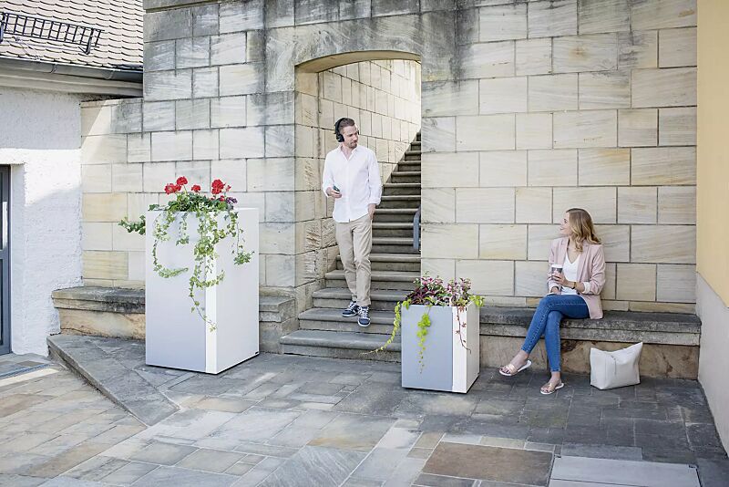 pflanzbehaelter-duo__shoKAT0057895 Pflanzbehälter DUO, quadratisch, Höhe 1300 mm und Höhe 620 mm, in RAL 9007 graualuminium und RAL 9010 signalweiß