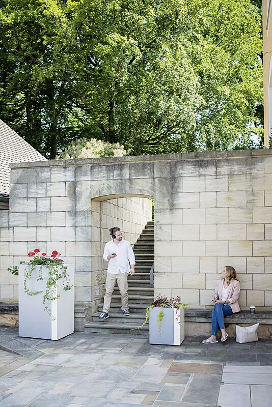 pflanzbehaelter-duo__shoKAT0057896 Pflanzbehälter DUO, quadratisch, Höhe 1300 mm und Höhe 620 mm, in RAL 9007 graualuminium und RAL 9010 signalweiß