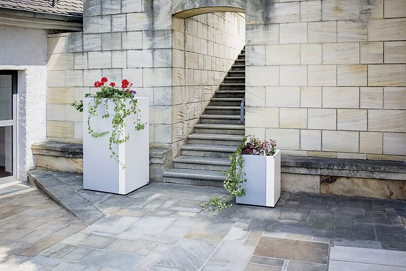 pflanzbehaelter-duo__shoKAT0057899 Pflanzbehälter DUO, quadratisch, Höhe 1300 mm und Höhe 620 mm, in RAL 9007 graualuminium und RAL 9010 signalweiß