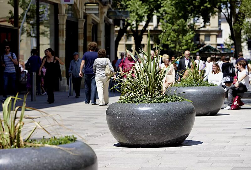 pflanzbehaelter-giove__shoKAT0037003 Pflanzbehälter GIOVE aus rekonstituiertem Marmor geschliffen, in schwarz ebano