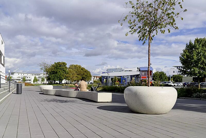 pflanzbehaelter-giove__shoKAT0075379 Pflanzbehälter GIOVE aus Beton geschliffen, in Granitoptik weiß sowie Sitzbank KUBB und Abfallbehälter CIMA