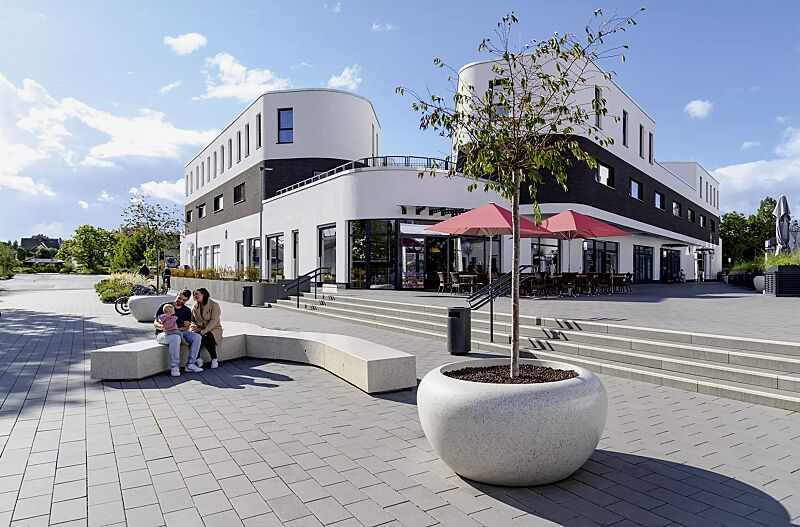 pflanzbehaelter-giove__shoKAT0075382 Pflanzbehälter GIOVE aus Beton geschliffen, in Granitoptik weiß sowie Anlehnbügel ELK, Sitzbank KUBB und Abfallbehälter CIMA