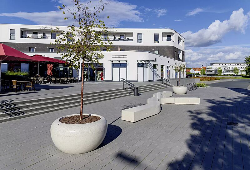 pflanzbehaelter-giove__shoKAT0075385 Pflanzbehälter GIOVE aus Beton geschliffen, in Granitoptik weiß sowie Anlehnbügel ELK, Sitzbank KUBB und Abfallbehälter CIMA