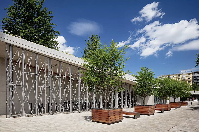 pflanzbehaelter-kveta__shoKAT0070375 Pflanzbehälter KVETA, 2460 Liter, mit Jatobaholzbelattung, Stahlteile in RAL 7016 anthrazitgrau sowie Sitzbänke BLOCQ