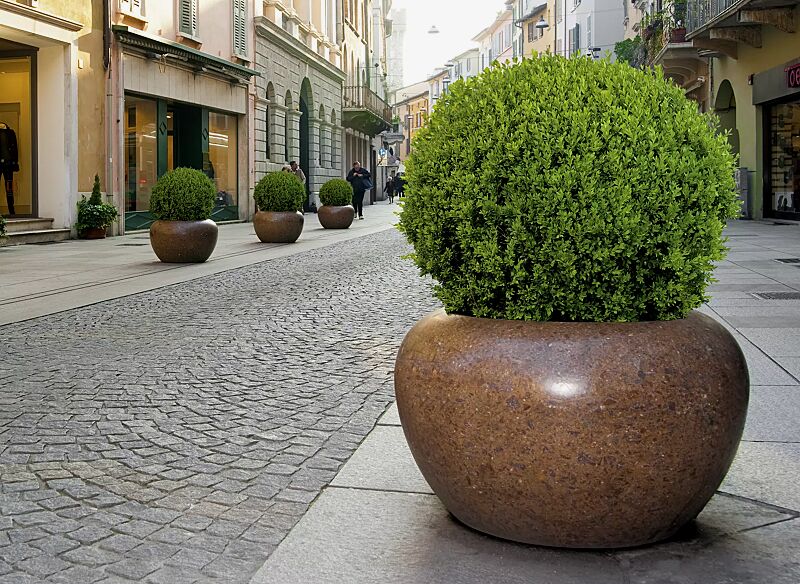 pflanzbehaelter-lunao__shoKAT0037032 Pflanzbehälter LUNAO aus rekonstituiertem Marmor geschliffen, in porphyr