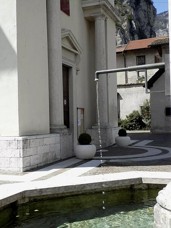 pflanzbehaelter-lunao__shoKAT0054684 Pflanzbehälter LUNAO aus Beton gestockt, Granitoptik weiß