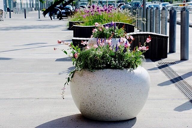 pflanzbehaelter-lunao__shoKAT0054727 Pflanzbehälter LUNAO aus Beton geschliffen, in Granitoptik weiß