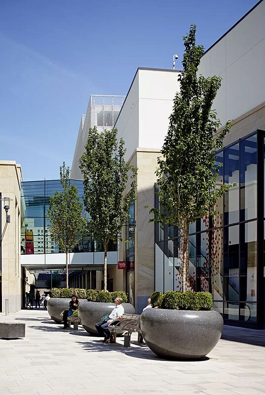 pflanzbehaelter-marte__shoKAT0036991 Pflanzbehälter MARTE aus rekonstituiertem Marmor geschliffen, in schwarz ebano