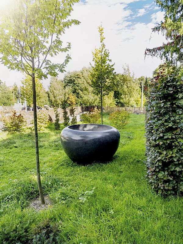 pflanzbehaelter-marte__shoKAT0068009 Pflanzbehälter MARTE aus rekonstituiertem Marmor geschliffen, in schwarz ebano