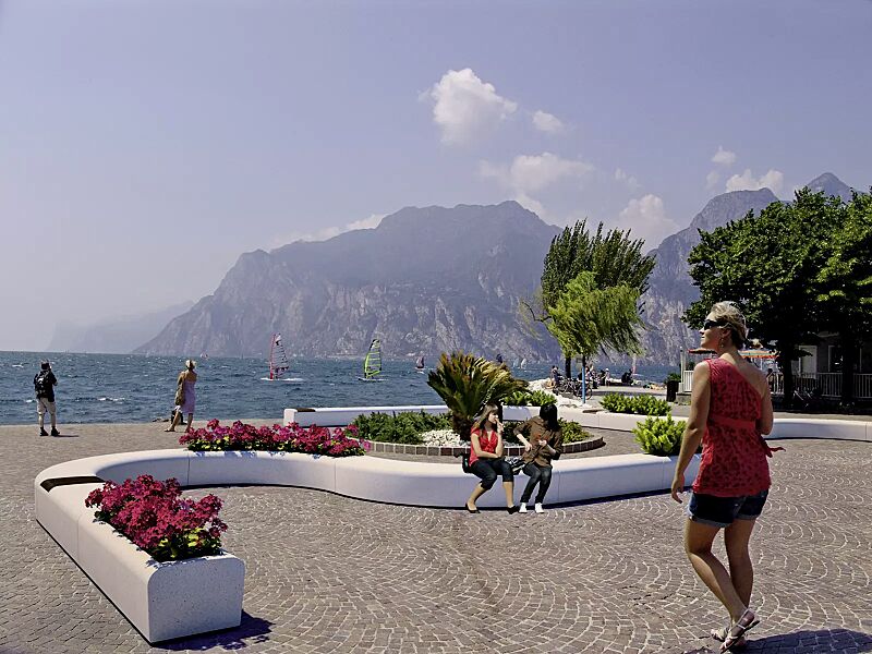 pflanzbehaelter-onda__shoKAT0037026 Pflanzbehälter ONDA, rechteckig und gebogen, aus Beton, in Granitoptik weiß