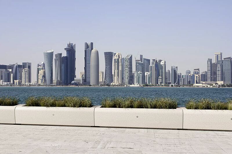 pflanzbehaelter-onda__shoKAT0052951 Pflanzbehälter ONDA, rechteckig, aus rekonstituiertem Marmor, in botticino, mit LED-Spots (auf Anfrage)