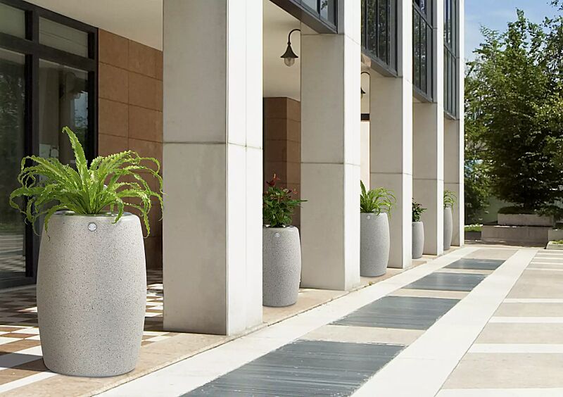 Pflanzbehälter PEGASO und ORIONE aus Beton, in Granitoptik weiß