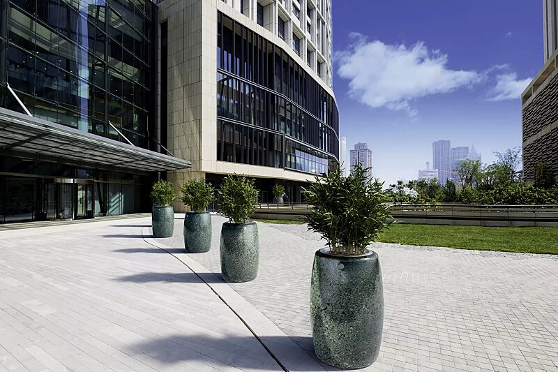 pflanzbehaelter-pegaso__shoKAT0052447 Pflanzbehälter PEGASO aus rekonstituiertem Marmor geschliffen, in grün alpi