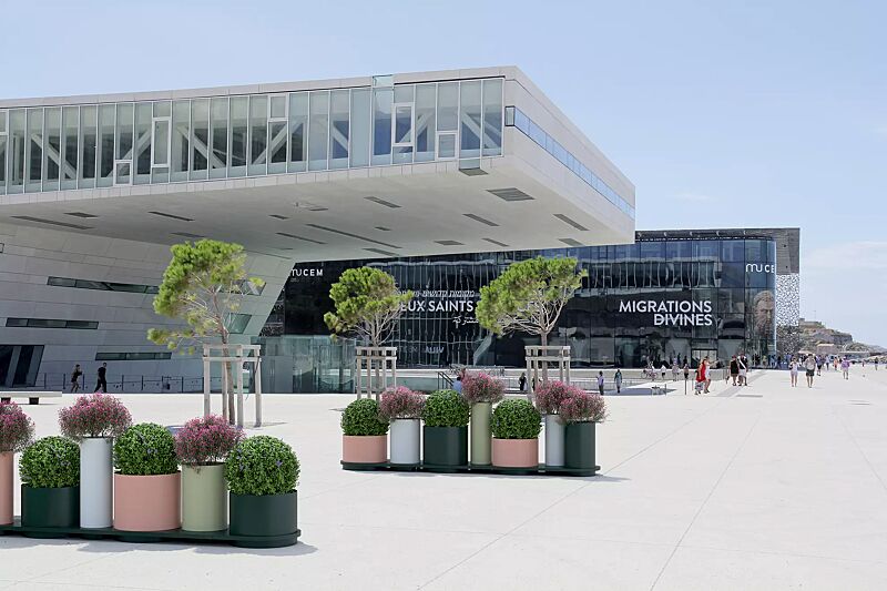 Pflanzbehälter POLYS, mit halbrunder Plattform, mit rechteckiger Plattform und mit viertelrunder Plattform, in RAL 7016 anthrazitgrau, RAL 7035 lichtgrau, RAL 3012 beigerot und RAL 6019 weißgrün