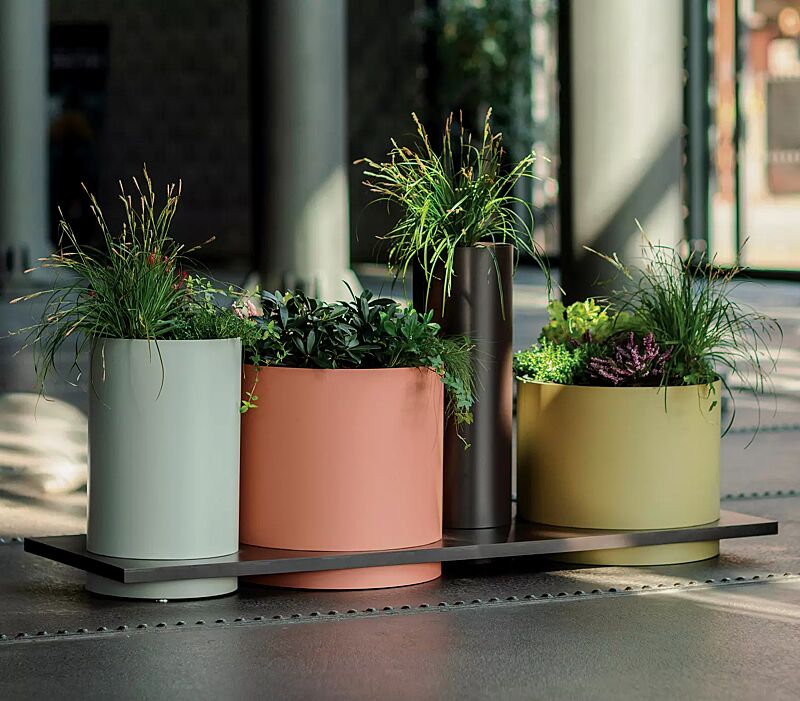 Pflanzbehälter POLYS mit rechteckiger Plattform, mit vier zylindrischen Behältern in RAL 6019 weißgrün, RAL 2008 hellrotorange, RAL 8019 graubraun und RAL 1020 olivgelb
