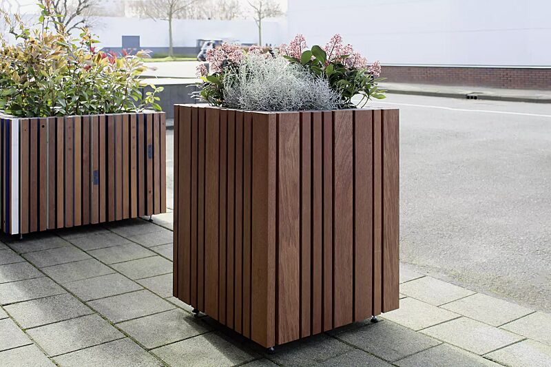 Pflanzbehälter SECUNDO PURE, 275 Liter sowie Pflanzbehälter SECUNDO RELIEVO, 500 Liter, Stahlteile verzinkt