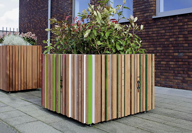 Pflanzbehälter SECUNDO RELIEVO, 500 Liter sowie Pflanzbehälter SECUNDO PURE, 275 Liter, mit recyceltem und lokal gesammeltem Hartholz, Stahlteile verzinkt