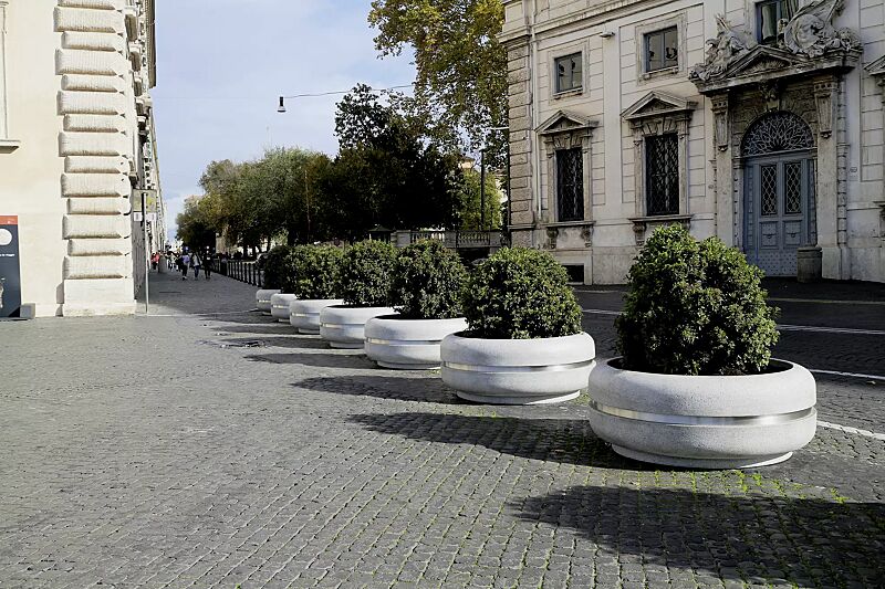 pflanzbehaelter-timeless__shoKAT0069046 Pflanzbehälter TIMELESS aus Beton, in Granitoptik weiß, Ringtaille aus Edelstahl