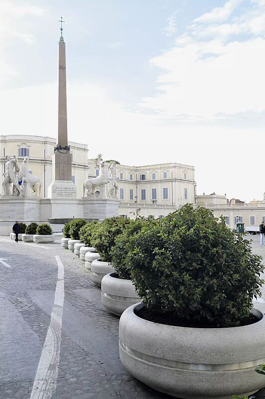 pflanzbehaelter-timeless__shoKAT0069047 Pflanzbehälter TIMELESS aus Beton, in Granitoptik weiß, Ringtaille aus Edelstahl